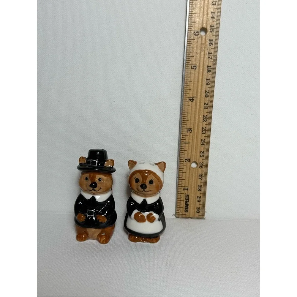 Cracker Barrel Pilgrim Squirrel Couple Mini Salt & Pepper Shakers Ceramic NWT